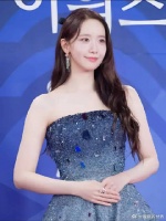 林允儿渐变抹胸纱裙，女神降临，挥手打招呼比心好迷人