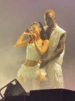 这个伴舞好抢镜，感觉jennie都没有光彩了