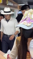 于适首都机场现身引粉丝围堵，生图状态获赞