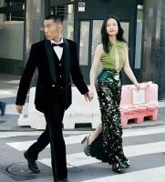 倪妮与男友逛街被偶遇！这对神仙颜值情侣也太会穿了，画面真美！