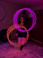 哇~~现在的呼啦圈都能玩儿得这么花样百出绚丽夺目啊！