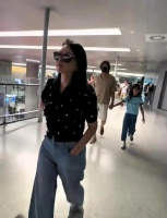 秦昊牵着女儿逛街，米粒正脸曝光，又高又瘦，五官不及伊能静漂亮