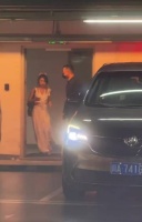 她出来那一刻，看到了普通人和明星的壁垒