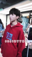王俊凯科尔马蓝白衬衫造型引回忆杀