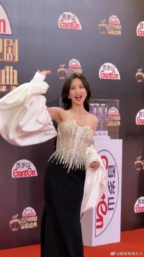 佟丽娅越来越美啦，感觉气血很足的样子！