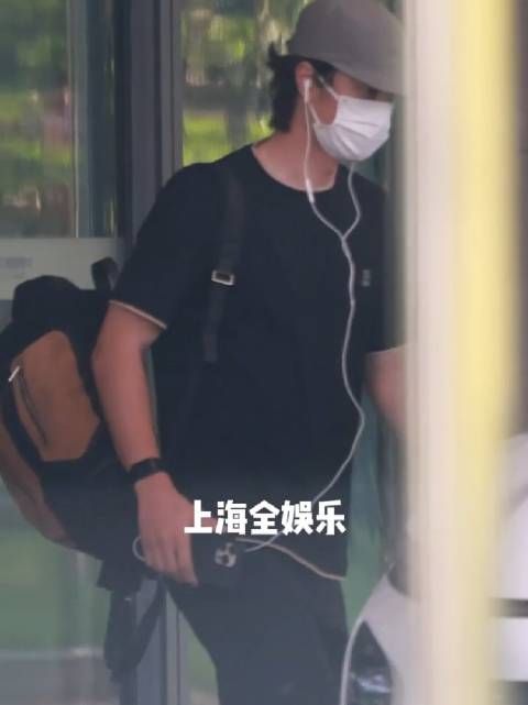 看起来晒黑了好多