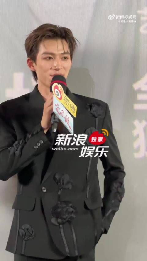 王星越有腹肌是真给看，这个腹肌闪现谁来懂一下…