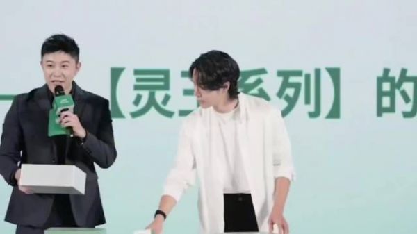 王一博被主持人拿小卡问帅不，直言 “一般” 后偷笑，真实坦率超可爱