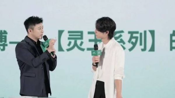 主持人拿着啵啵小卡周边问啵啵：“帅吗” 王一博：“一般” 哈哈哈哈哈哈哈