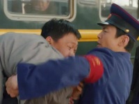 嘴上说着这儿那儿的，可这笑容早就藏不住啦，开心得根本合不拢嘴