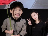 白宇为倪妮抬大号沙漠玫瑰 一个帮美妮拿花的潦草小狗别把我可爱发财了！
