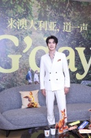 于适白西装造型助力澳旅局活动 透露写歌灵感