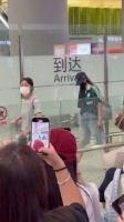 上海到达，绿色运动短袖+牛仔裤，清爽随性，口罩帽子也挡不住的青春感