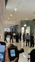 胡一天现身长沙Gucci活动，与粉丝热情互动