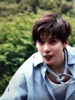 王安宇同款亲亲粉扑引粉丝追捧