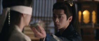 周也新剧角色再度失明，丞磊细腻演绎关切之情