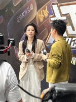 喻言打歌2025舞台亮相，中间位出场造型帅气