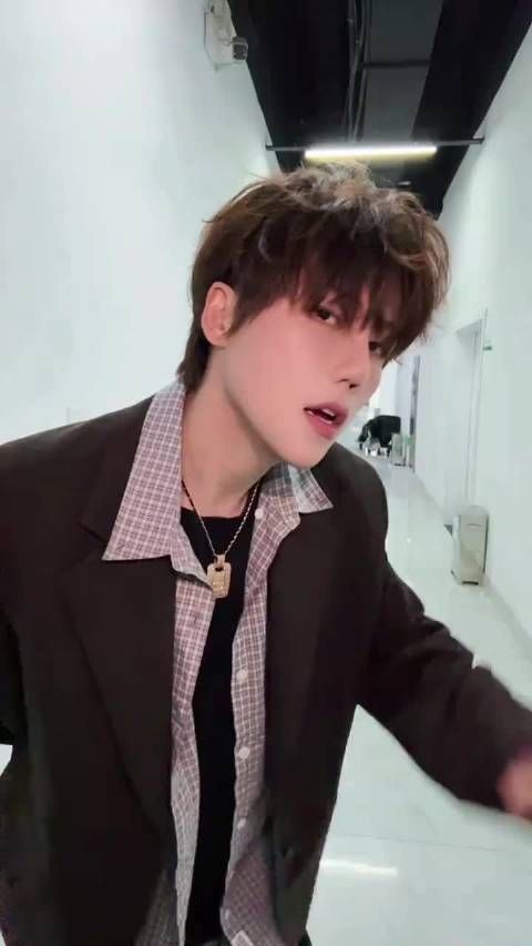 周姐等网红顶流与明星同台，圈层融合引关注