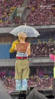 汪苏泷合肥演唱会暴雨中扔伞淋雨表演