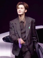 朱正廷不就下个车嘛至于这么帅的嘛