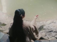 “她昂首挺胸，宛如一位降临凡间的女神！”