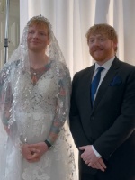 Ed Sheeran新单MV幕后合影曝光，与鲁伯特·格林特、娜塔莉·伊曼纽尔同框