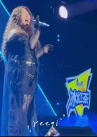 锤娜丽莎泡面头新造型亮相，栗棕发色显白吸睛