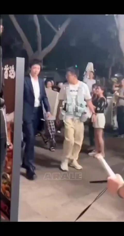 刘宇宁《玫瑰丛生》片场生图曝光,颜值引热议