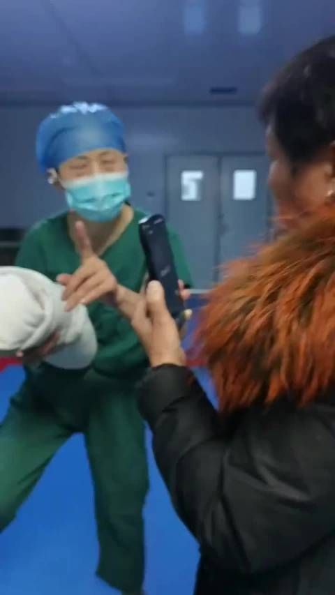 看评论说她当天还做了6台手术才自杀的,连饭都没吃