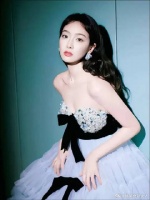 宋茜白色抹胸公主裙，优雅知性大方，美得让人挪不开眼！