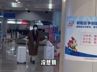 李嫣回国为王菲庆生，与李亚鹏同台画面温馨