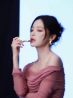 辛芷蕾粉色造型亮相，飒爽娇俏吸睛