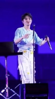 周深再次在舞台化身反诈宣传小能手