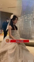 赵露思就是迪士尼在逃公主吧，白色公主裙出席活动，造型太美了