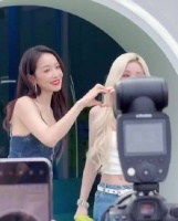宋茜宋雨琦上海活动同框比心