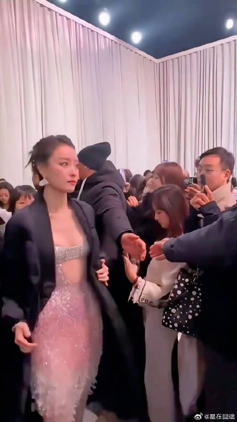 天呀!是哪个人想出来让倪妮这样穿的?美丽冻人!