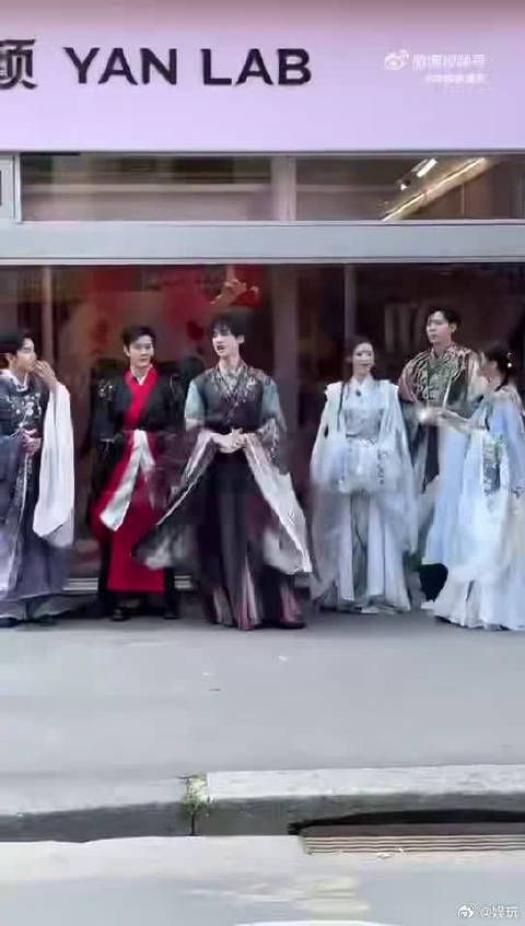 颜安回应发博补合照,思念之意满满,欠的笛子舞快给安排上呀!