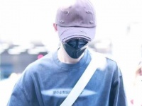 邓为机场被赞演技好展露笑容