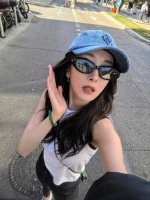 杨幂比耶对镜怼脸自拍 灵动迷人