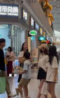 汪小菲老婆小梅现身机场，小玥儿大变样，身材挺拔自信洋气！