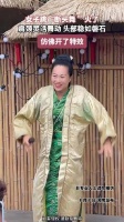 女子跳“断头舞 ”火了，肩颈灵活舞动，头部稳如磐石！