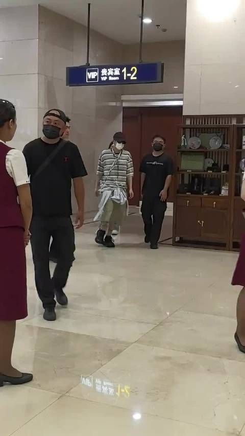 这个保镖大哥好有安全感,要一直保护好我们健次呀!