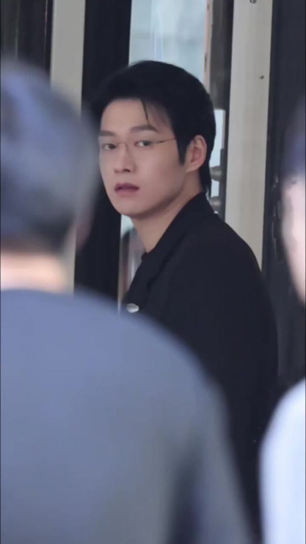 魏大勋无可替代今日路透小合集 啊啊啊金丝眼镜西装,帅到我尖叫!