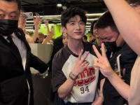 桃厂扫楼现场，真情侣撒糖太甜啦！哪家好友抱着一起扫楼呀