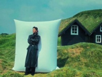 张晚意登芭莎男士八月刊封面，谈表演带来事后愉悦感