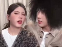 赵露思专注讲解剧情，王安宇则专注摆造型，画面欢乐十足