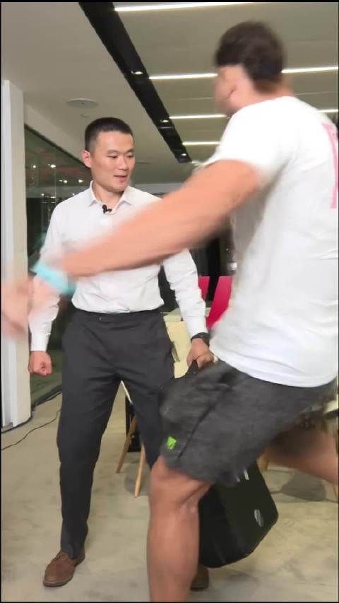 众所周知做UFC主持人需要出色的抗击打