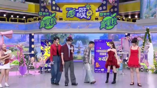 田嘉瑞直播偷学杨迪扫腿舞被当场发现