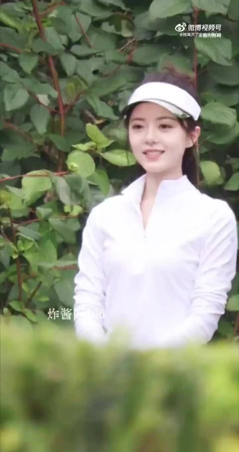 赵今麦白色立领运动风造型亮相