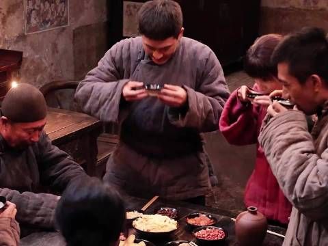 杨幂杀青后留生活物资给同窗焦俊艳